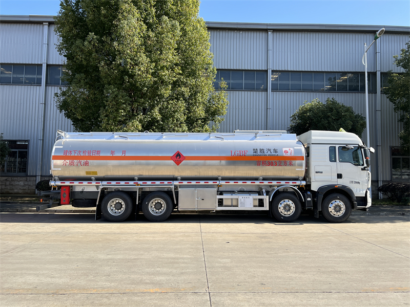 重汽豪沃30.3方油罐車(chē)
